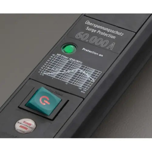 Grenuttak med overspenningsvern, skråvisning som fremhever grønn LED, strømbryter og teknisk informasjon.