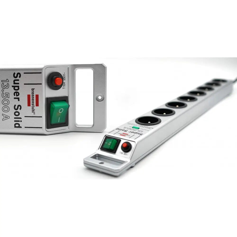 Sølvfarget grenuttak med seks stikk, grønn bryter, rød indikator og synlig festebrakett fra skrå vinkel.