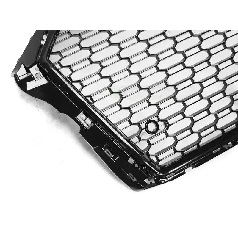Nærbilde av honeycomb-mønster og ramme på RS3-stil grill til Audi A3 8V i glossy black finish