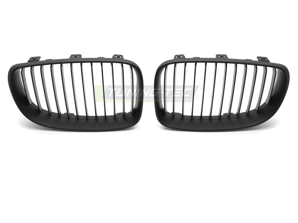 Nærbilde av matt svart grill til BMW E81/E87 uten kromdetaljer