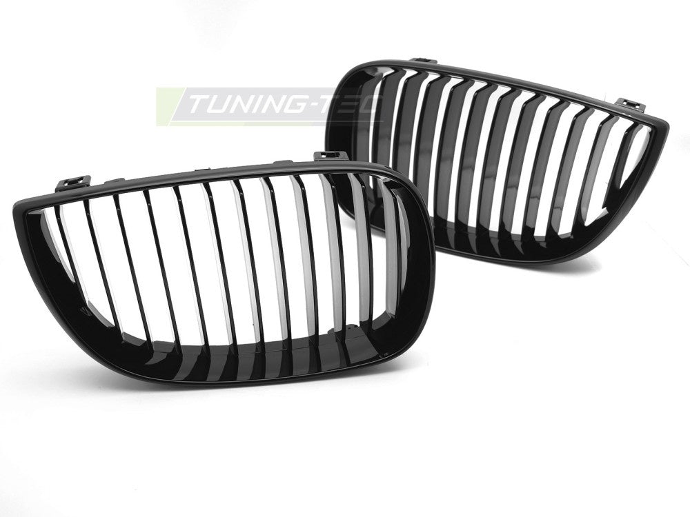 Glossy svart nyregrill til BMW E87 1-serie sett forfra