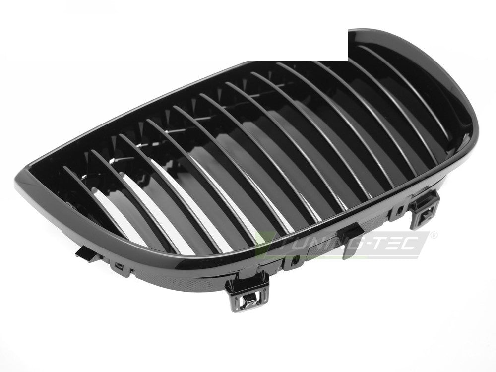 BMW 1-serie E87 med helsvart glossy grill – detaljbilde av finish