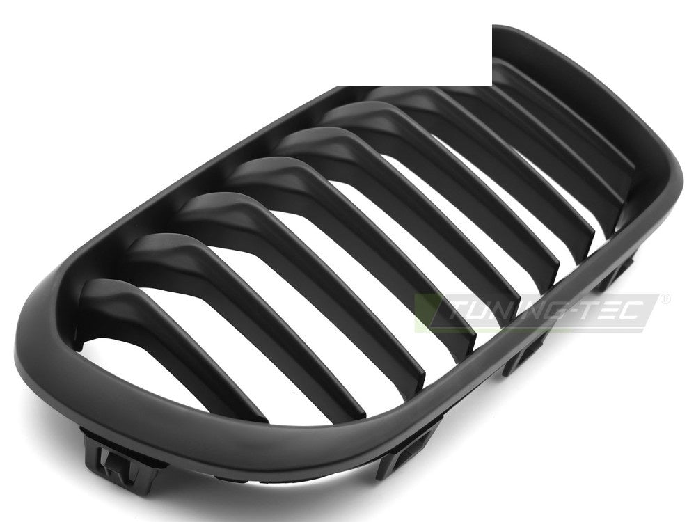 Detaljbilde av matt finish på frontgrill til BMW 1-serie F20 LCI