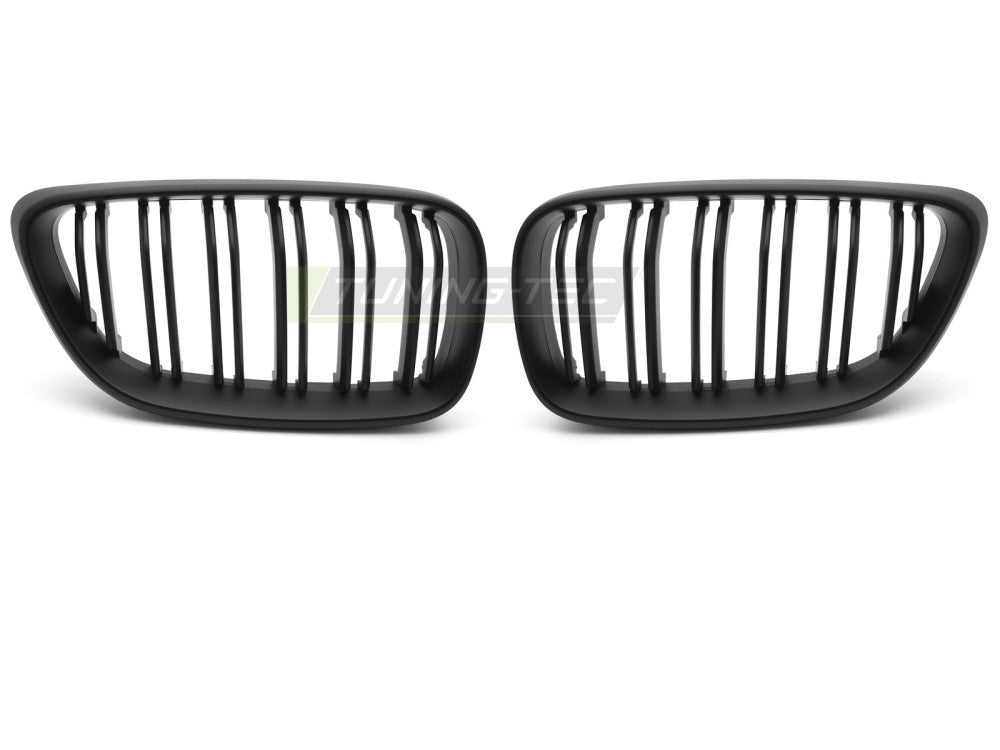 Nærbilde av dobbel stang-design på matt svart BMW 2-serie grill