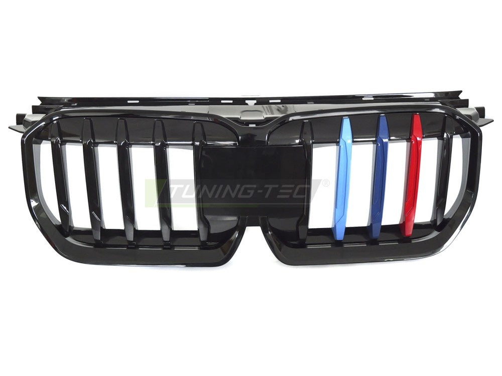 Nærbilde av glossy svart grill med tri-colour striper for BMW X1 U11 2022