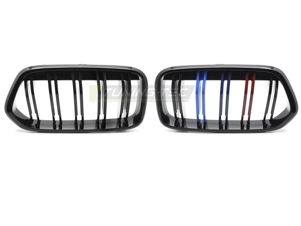 BMW X2 F39 sport grill i glossy svart finish med M-fargede striper montert