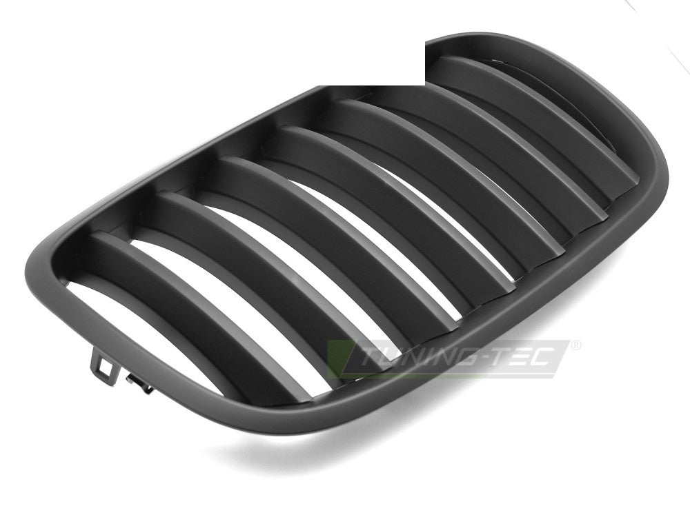 Detaljbilde av matt svart grillsett for BMW X5 E70