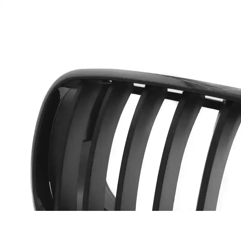 Grill BMW X6 E71 sett fra skrå vinkel – helsvart design med kontrast mellom blank og matt finish