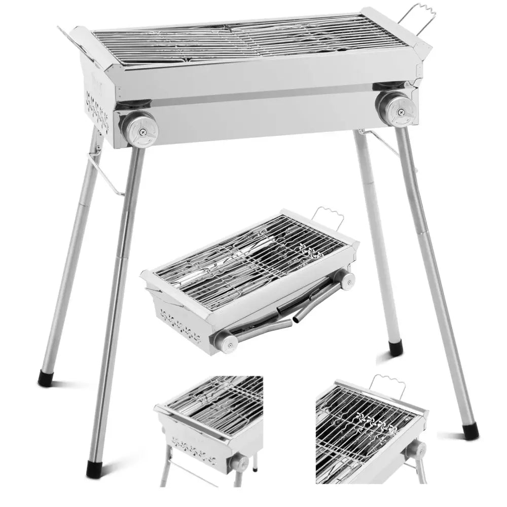 Sammenleggbar kullgrill i rustfritt stål med fire ben, metallrister og håndtak synlig fra fronten.