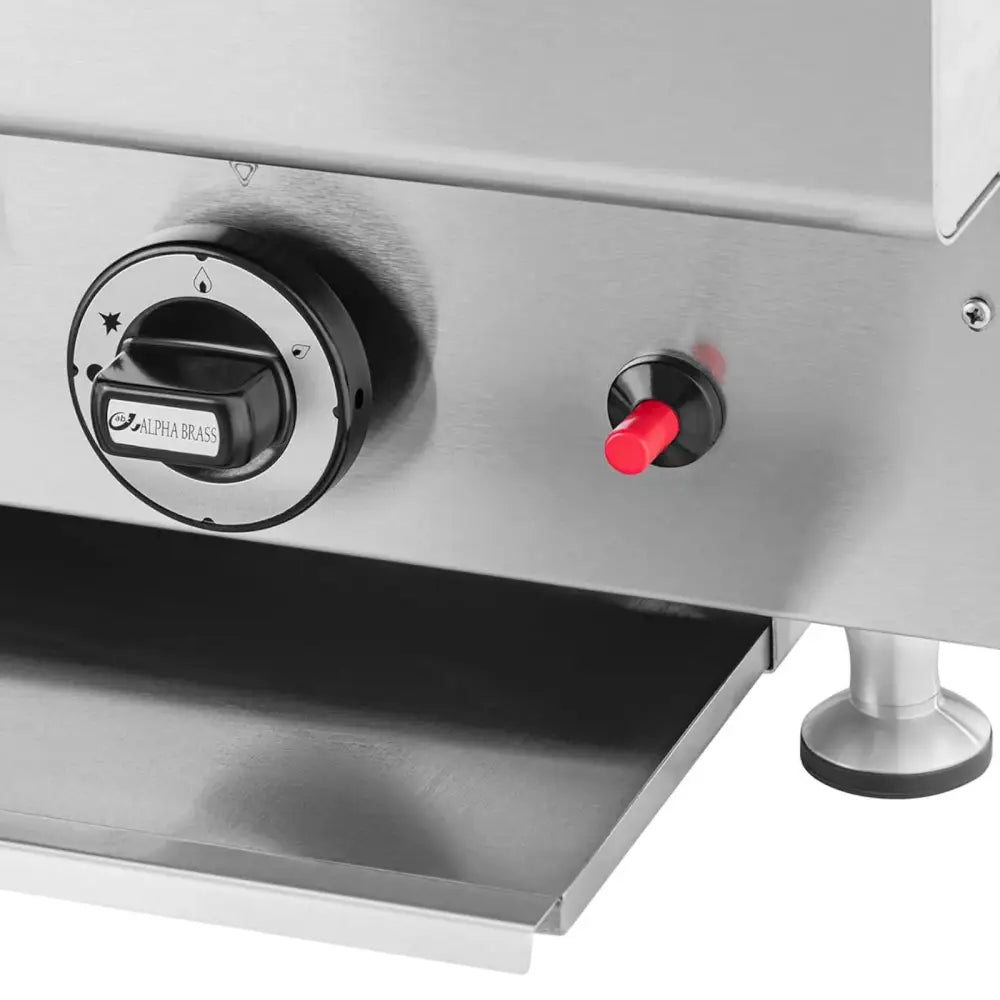Grill med dobbeltsidig gass, nærbilde av rustfritt stålfront med Alpha Brass-bryter og rød knapp.