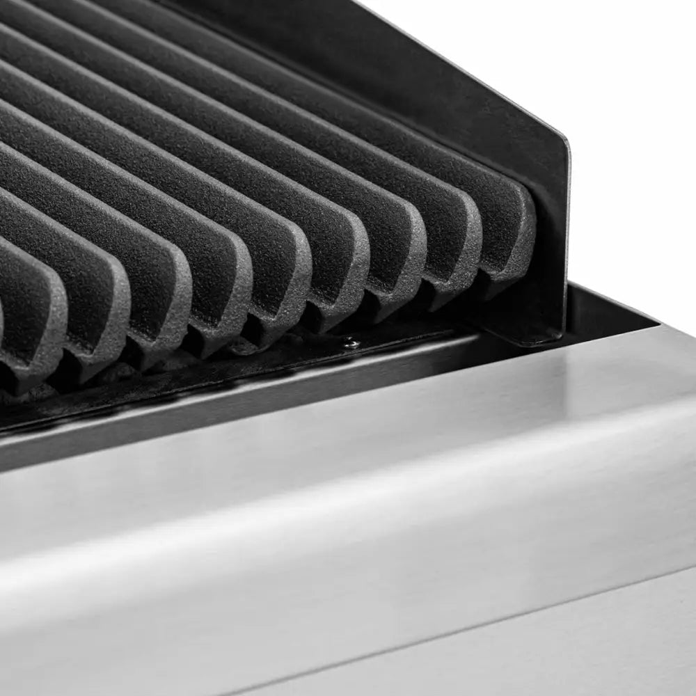 Grill med dobbeltsidig gass, nærbilde av svart riflet støpejernsrist med ramme i rustfritt stål.