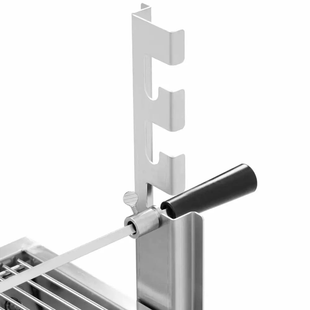 Grill med elektrisk dreibart spidd, detalj av metallstativets justeringshakk og svart plastgrep fra siden.