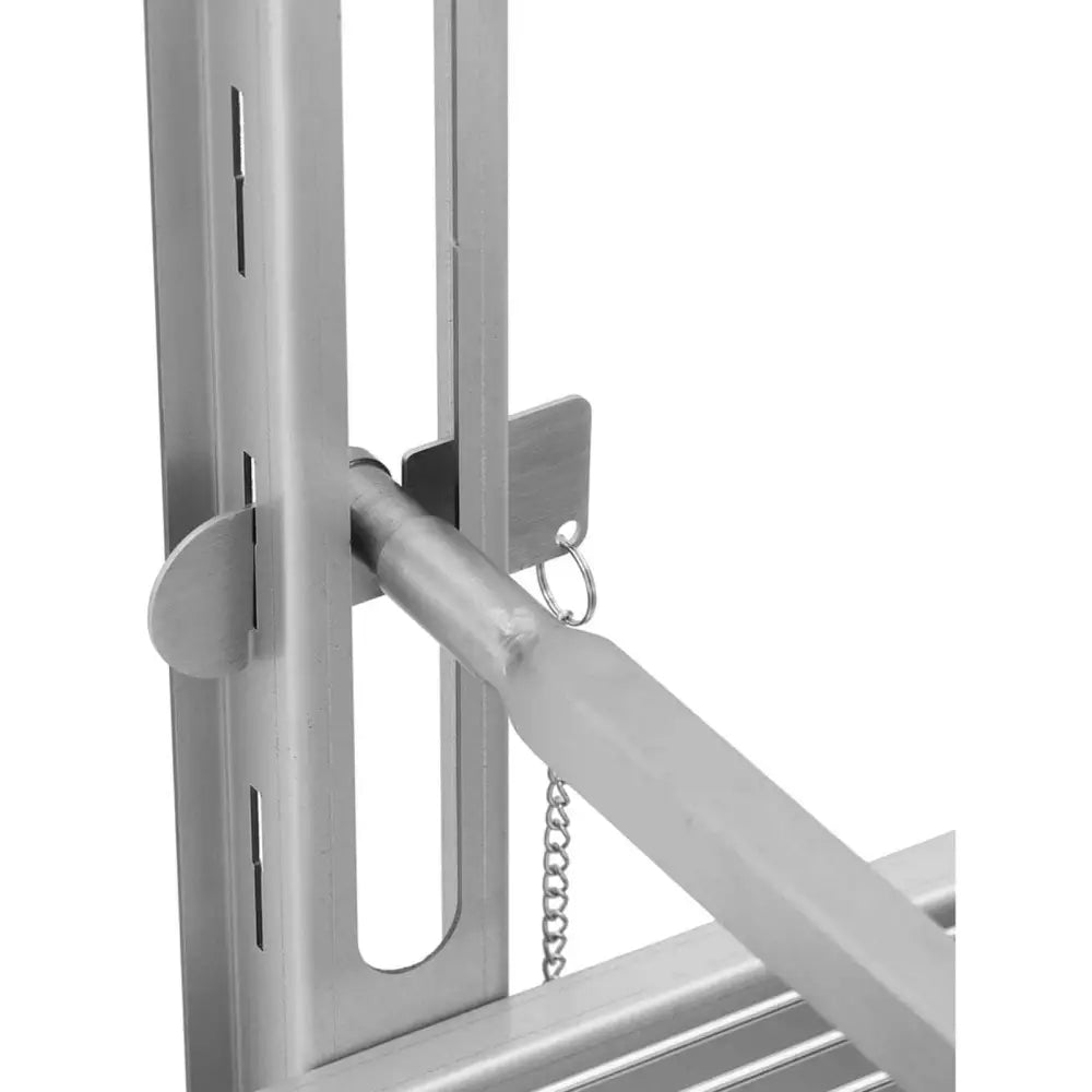 Grill med elektrisk dreiespidd, nærbilde av justerbar låsemekanisme med sikkerhetsstift og kjede på siden.