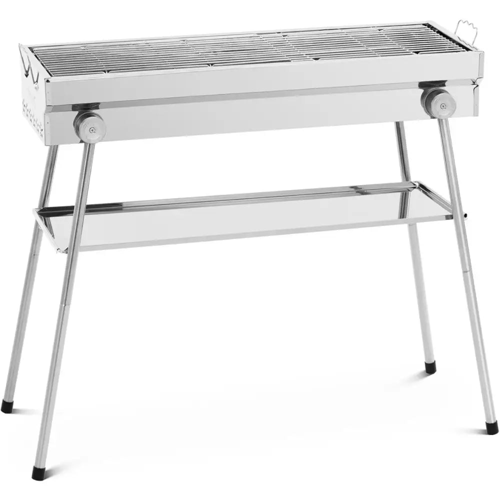 Grill med sammenleggbar grillrist, skrå vinkel som viser rist, underhylle og solide ben med svarte gummiføtter.