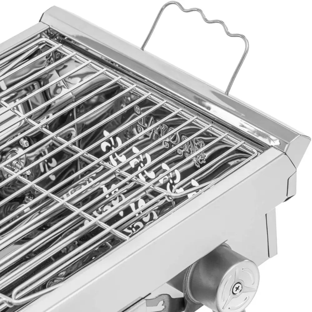 Sammenleggbar grillrist i stål, detaljert visning av håndtak og reguleringshjul fra skrå vinkel.