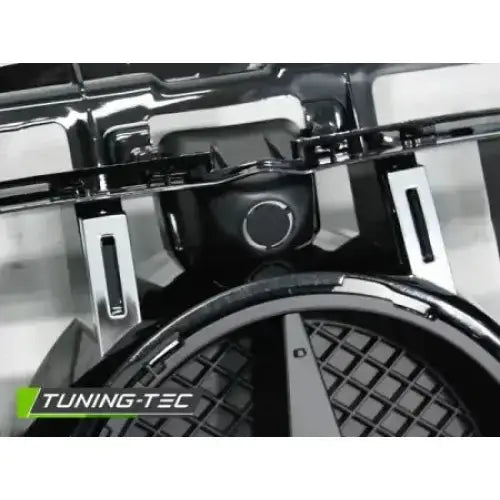 Griller Mercedes W213 fra Tuning-Tec mot hvit bakgrunn