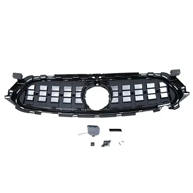 Griller Mercedes W213 fra Tuning-Tec mot hvit bakgrunn