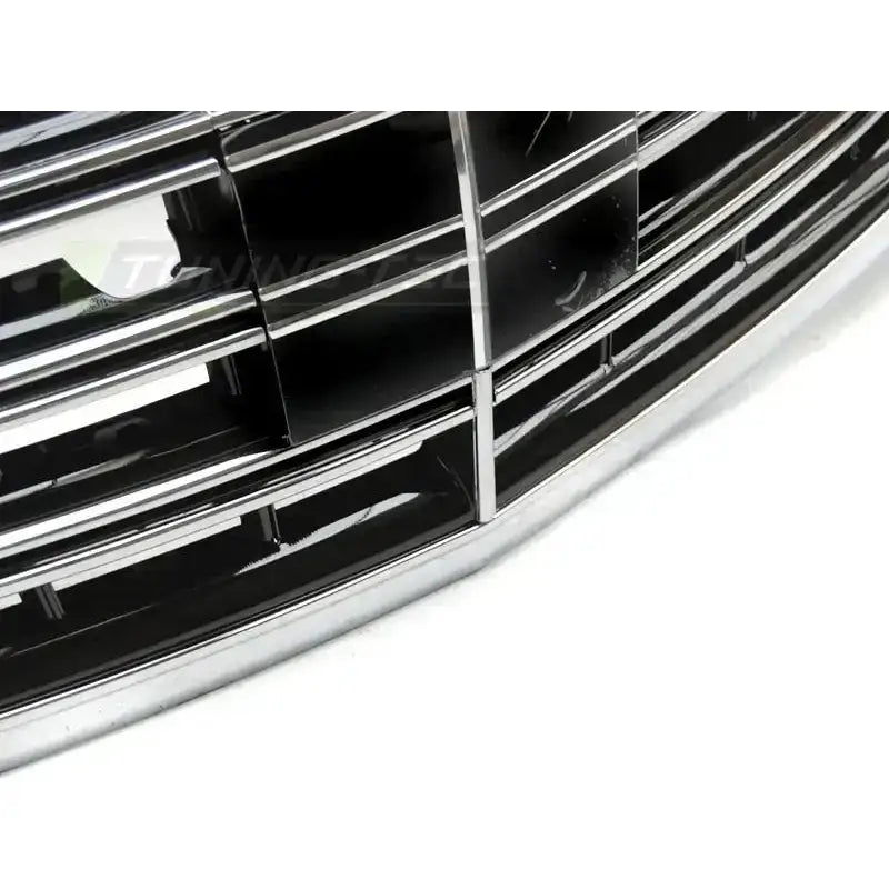 Monteringseksempel på Mercedes W222 grill Night View AMG-design festet på fronten av bilen