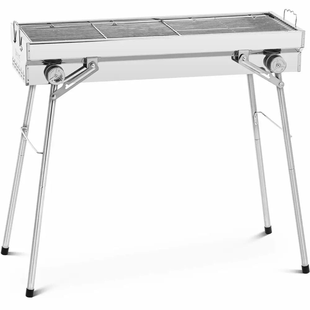 Sammenleggbar grill i rustfritt stål, skrå frontvisning med rist og fire utfoldede ben.