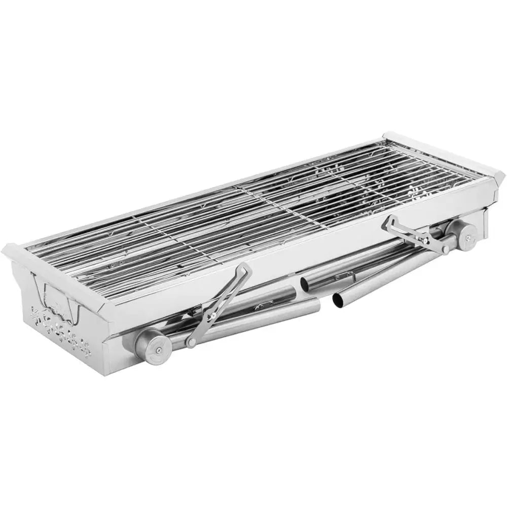 Grillbærbar kullgrill i rustfritt stål, sammenbrettet med ben og håndtak under risten, skrå vinkel.
