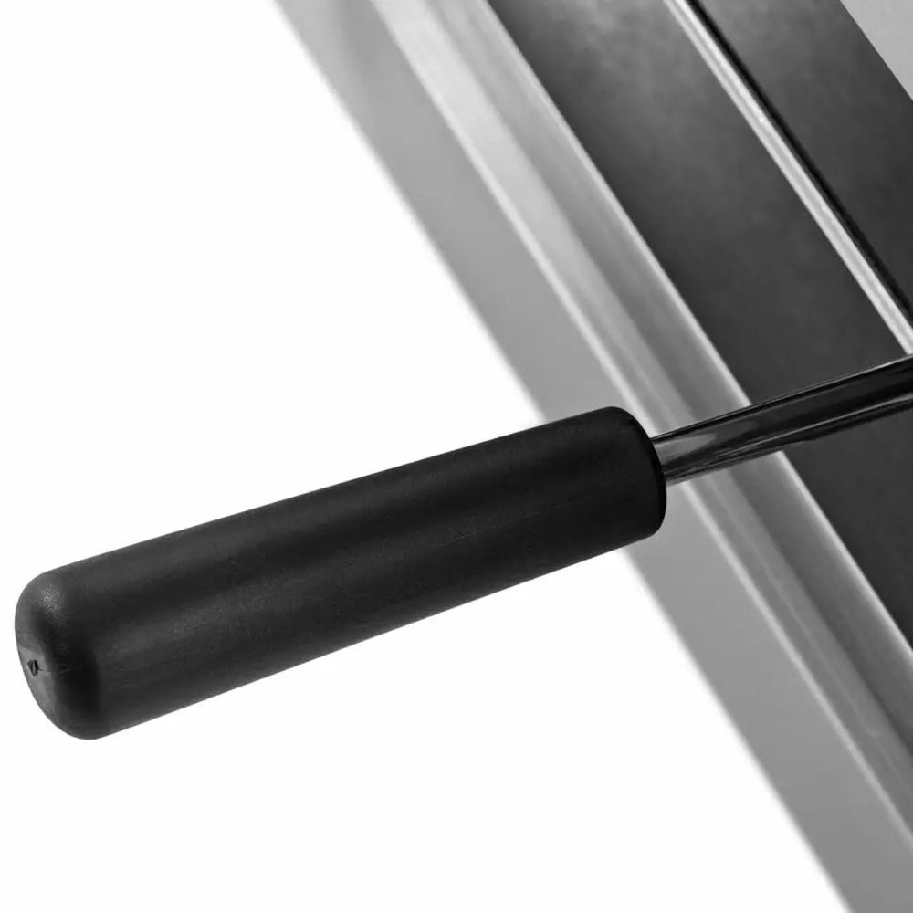 Sort plast-håndtak med avrundet ende og matt finish, detaljfokus på metallstangens feste mot brødrister.