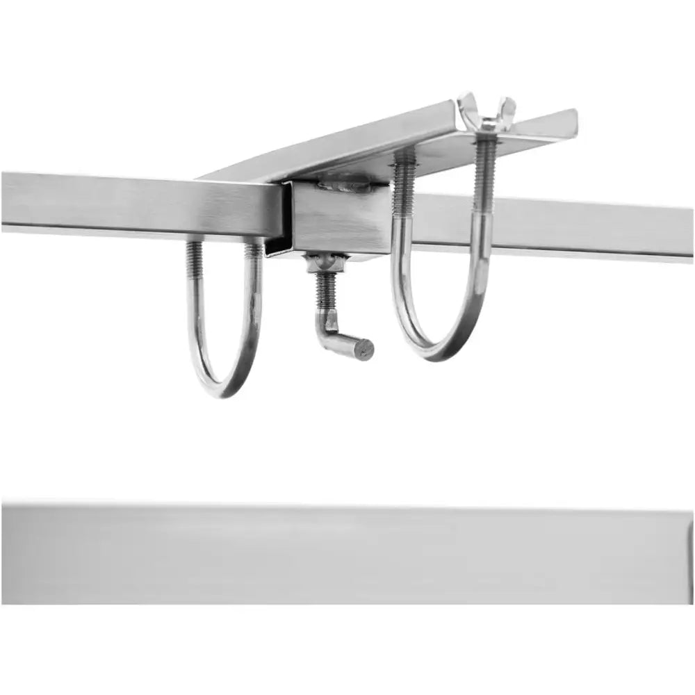 Metalloppheng med U-formede bolter og justeringsskrue i børstet stål, sett fra undersiden mot hvit bakgrunn.