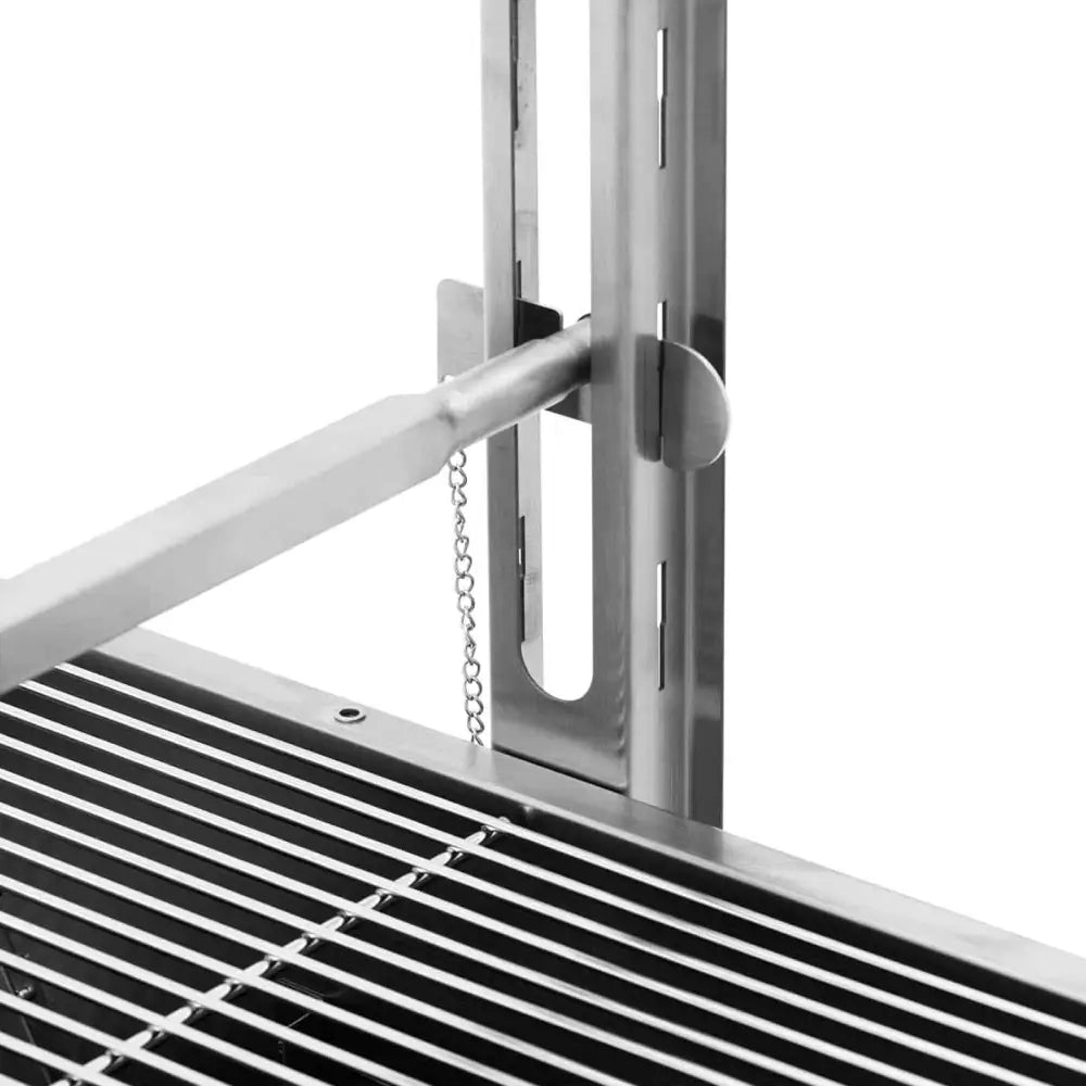 Grillkull grillspyd, sidebilde som viser justerbar grillrist i rustfritt stål og kjede for lås.