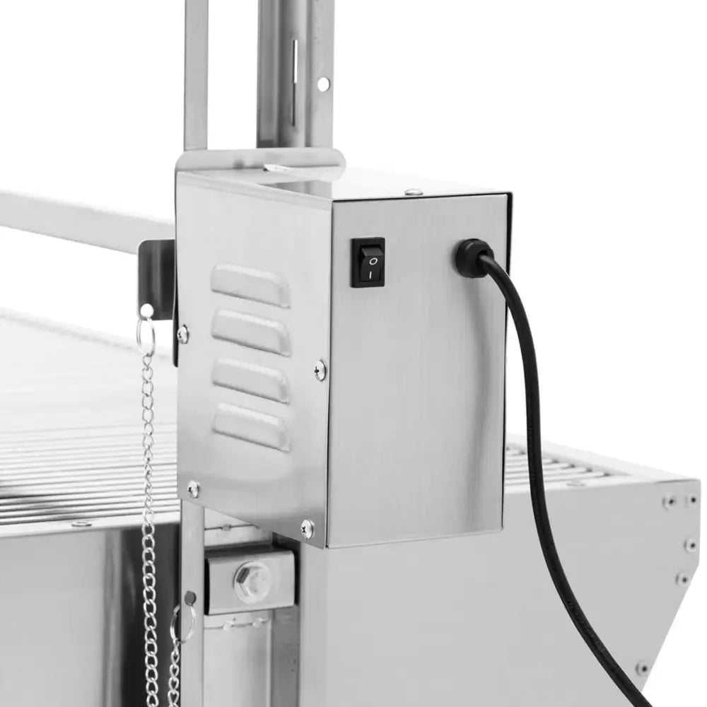 Elektrisk motorenhet til roterende grillspyd, sølvfarget med strømbryter, sort ledning og synlig kjede.