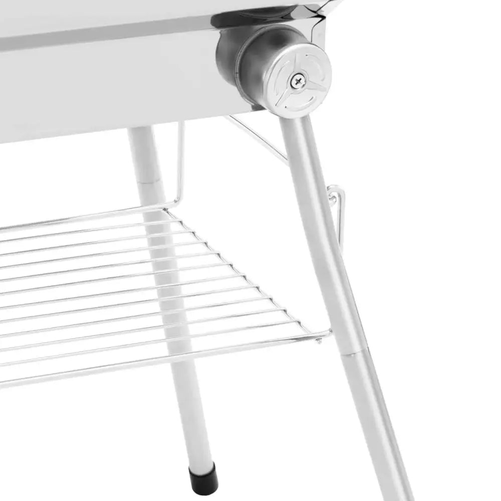 Grillkullstativ med metallunderstell, justerbar sideventil og praktisk hylle, nærbilde mot hvit bakgrunn.