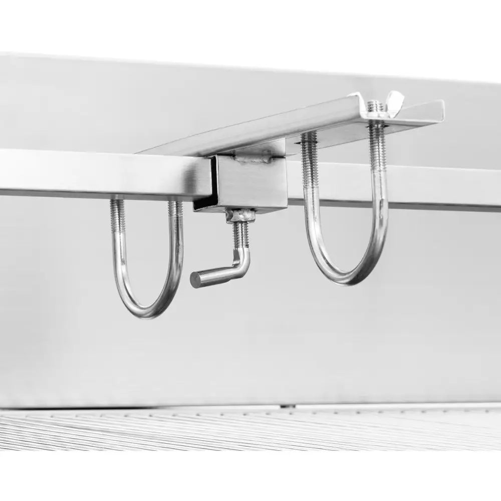 Monteringsfeste til grillkullgrill, sett fra undersiden med U-bolter og vingemuttere i rustfritt stål.