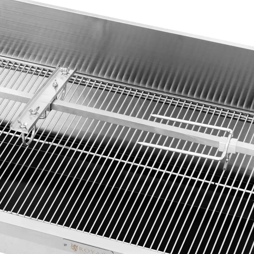 Grillkullgrill med elektrisk roterende spidd, sett ovenfra med spyd og grillgaffel over rustfri rist.