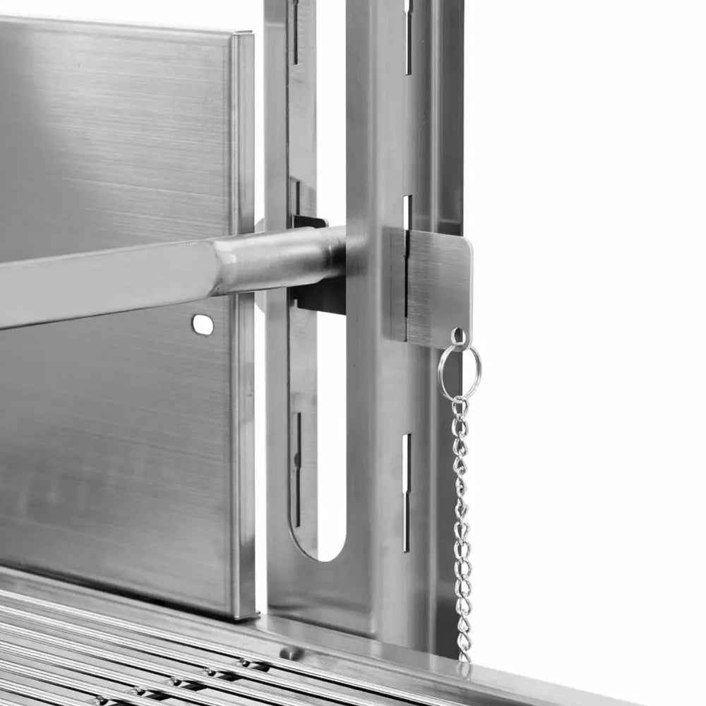 Grillkullgrill, detaljbilde av justerbart rustfritt metallfeste med hengende lenke og perforerte spor for stabilitet.