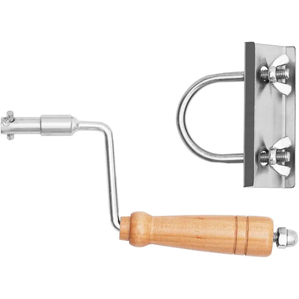 Håndsveiv med trehåndtak og ståldeler, festet til metallbrakett med vingemuttere og U-formet bøyle.