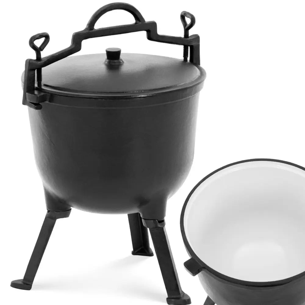 Støpejerngryte 10 l med lokk, sett skrått forfra, solide ben og hvit emaljert innside synlig.