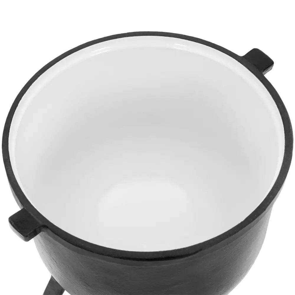 Støpejerngryte 10 l med lokk, nærbilde ovenfra viser hvit emaljert innside og to små sidehåndtak.