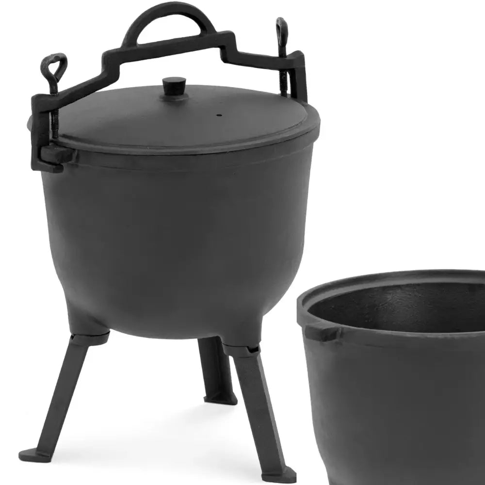 Grytepanne i støpejern med tre ben og hank, skrått sett med lokk og synlig ekstra innsats foran.