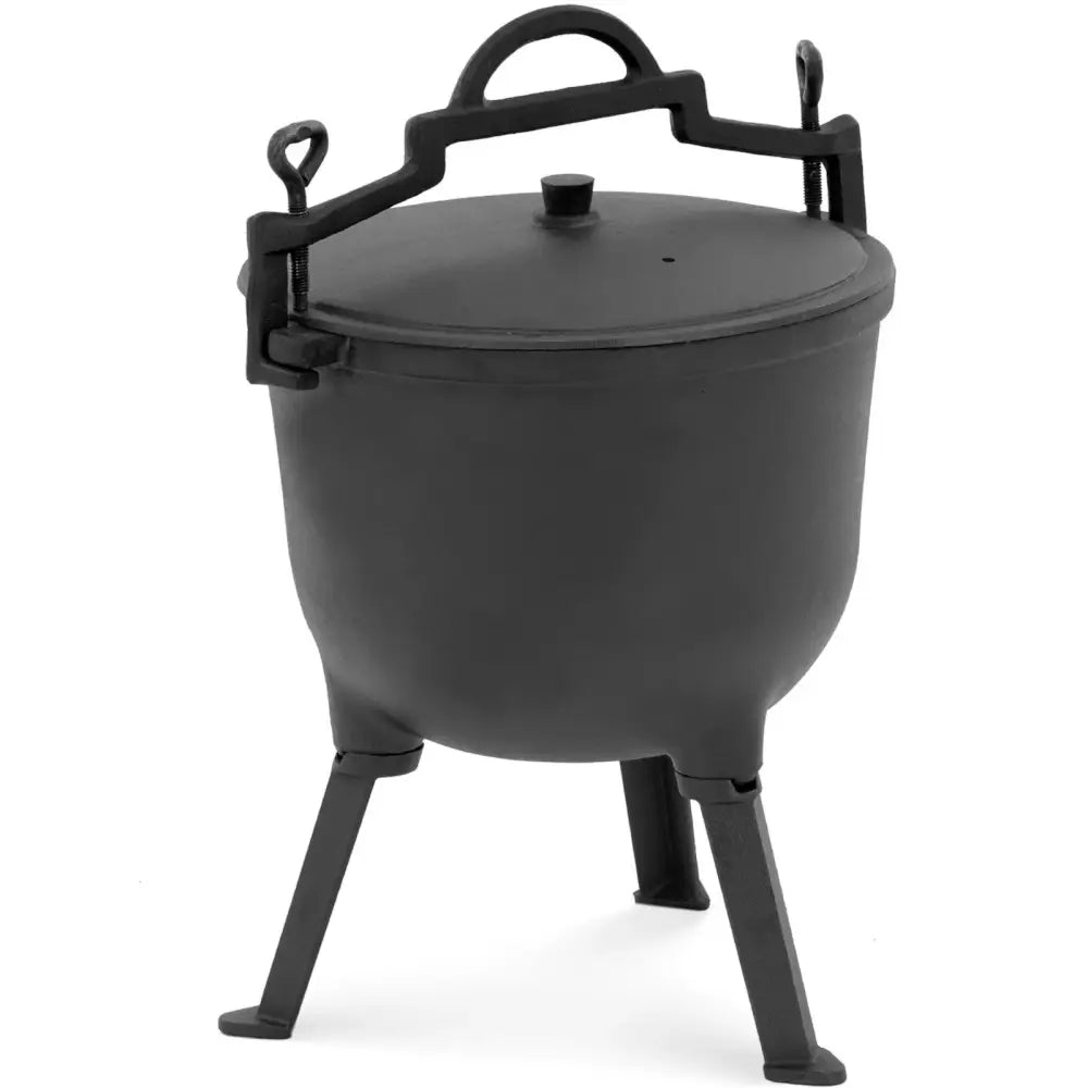 Grytepanne i støpejern med lokk, tre ben og solid håndtak, skrå vinkel mot hvit bakgrunn.