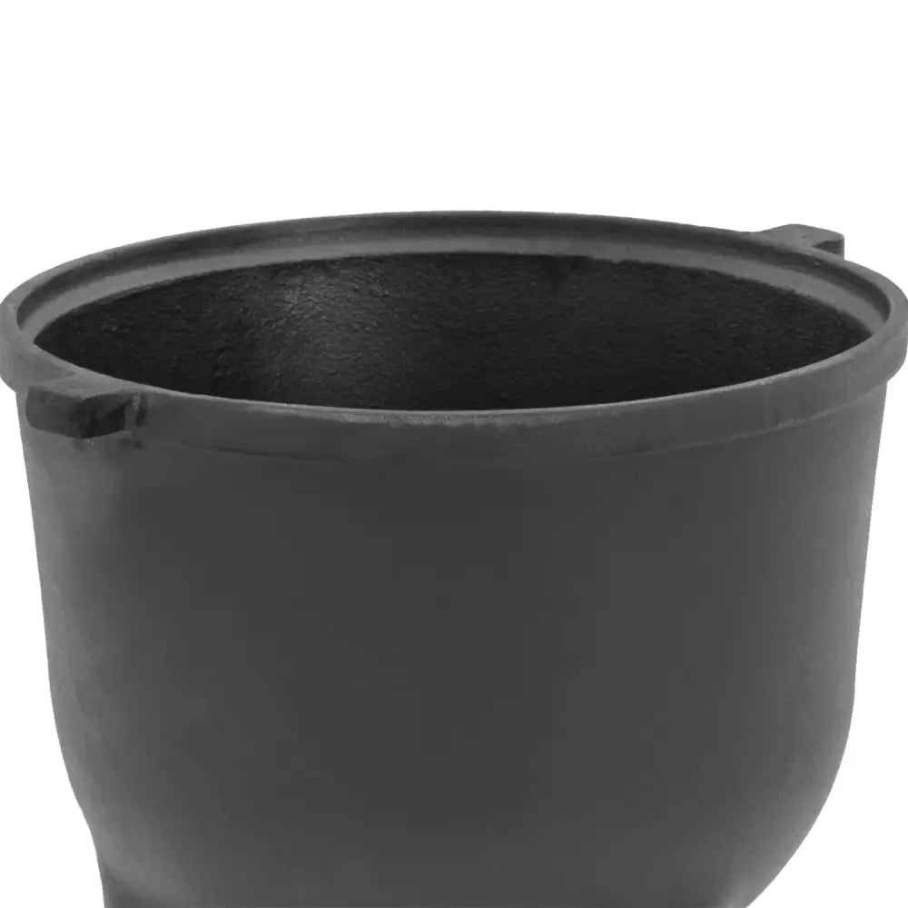 Grytepanne i støpejern til utendørs bruk, nærbilde av ru innside og håndtak på hver side.