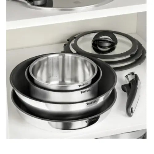 Gryter og panner Ingenio Emotion, stablet med glasslokk og avtakbart håndtak i kjøkkenskap.