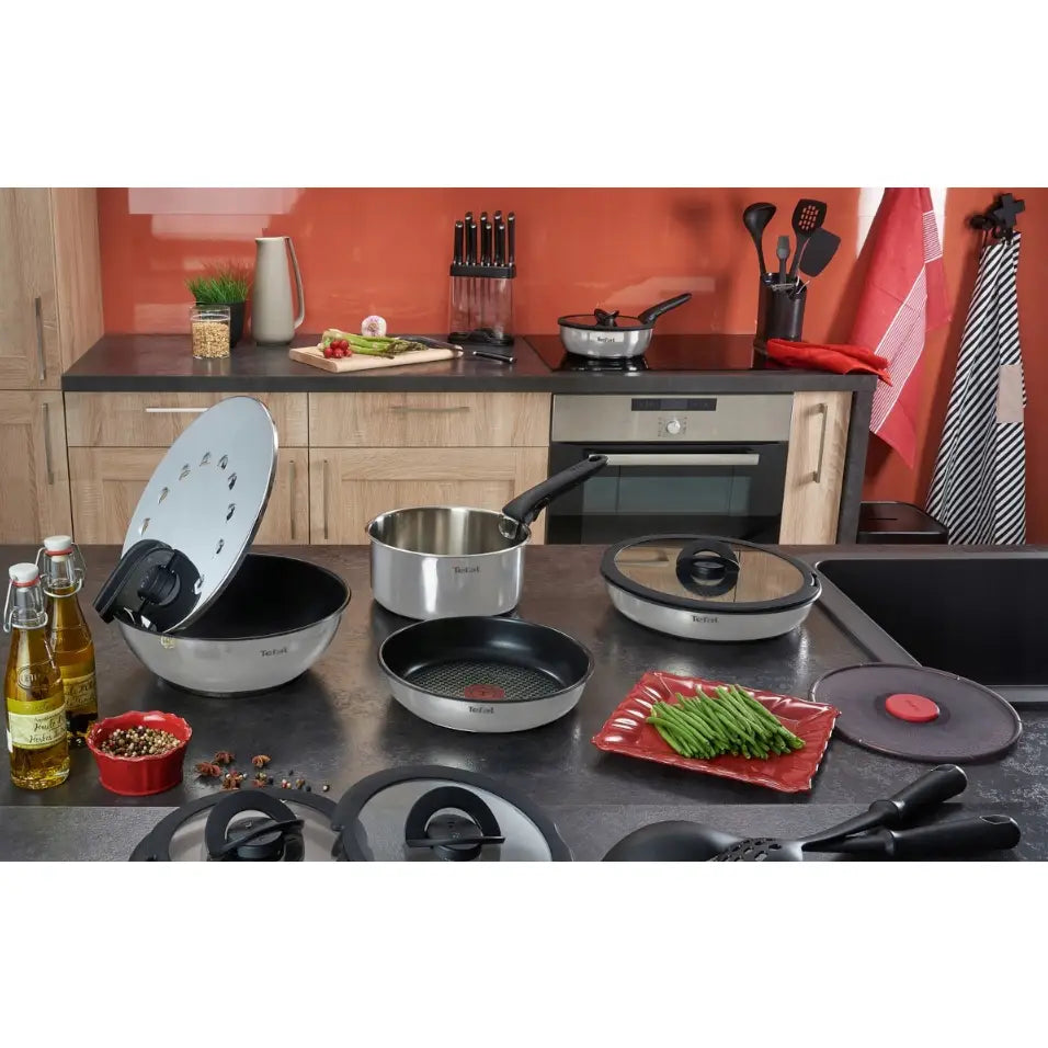 Gryter og panner Ingenio Emotion, skråvisning av settet med håndtak, dampventil og non-stick belegg synlig.