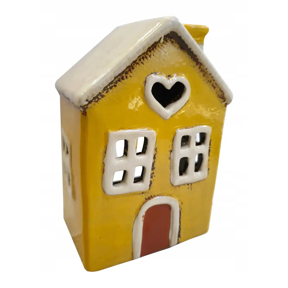 Gul keramisk hus-lykt med hvitt tak og hjerteformet vindu, sett skrått forfra med detaljerte vindusrammer.