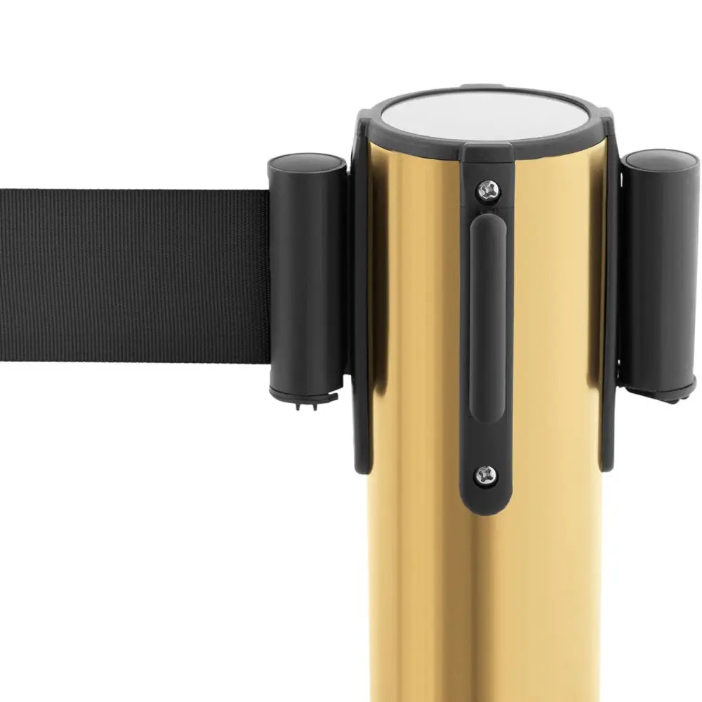 Gullhotellavsperringsnett, nærbilde av stolpe med svart uttrekkbart sperrebånd festet på siden.