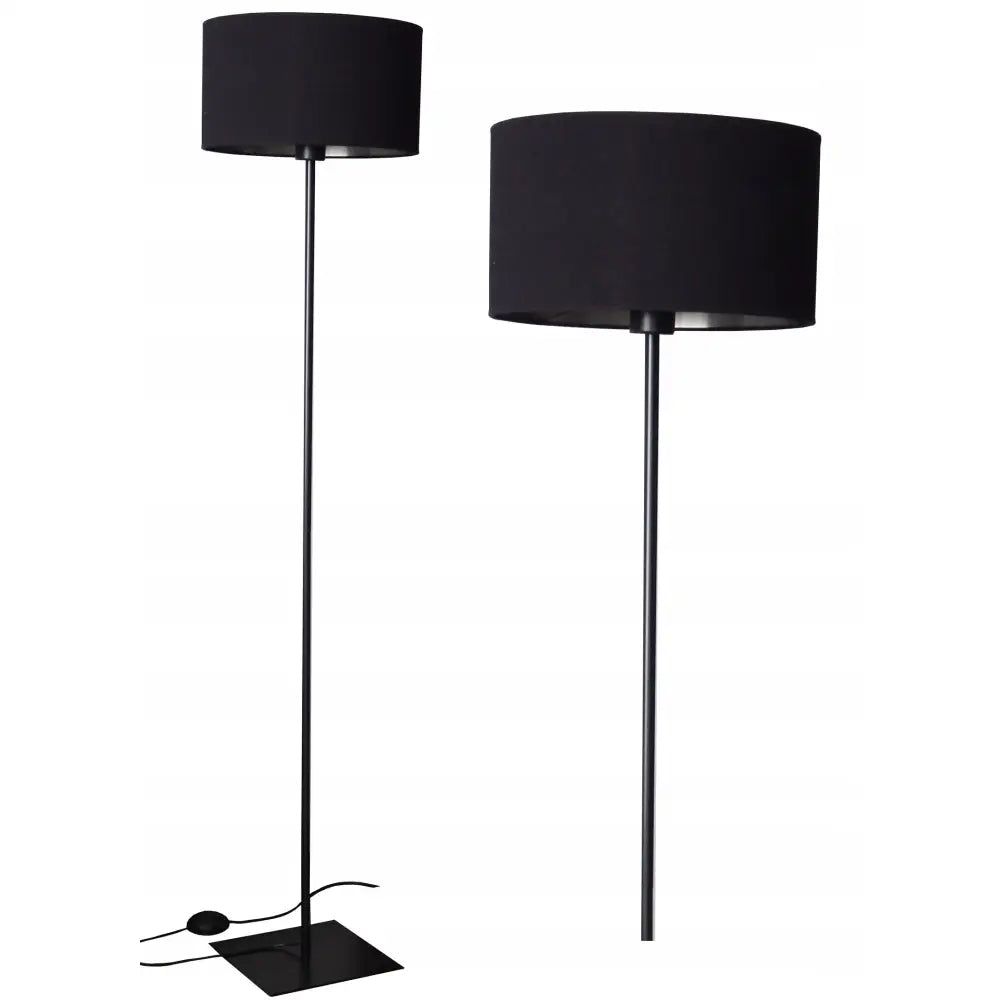 Sort gulvlampe med rund tekstilskjerm, slank metallstamme og synlig fotbryter på firkantet fot.
