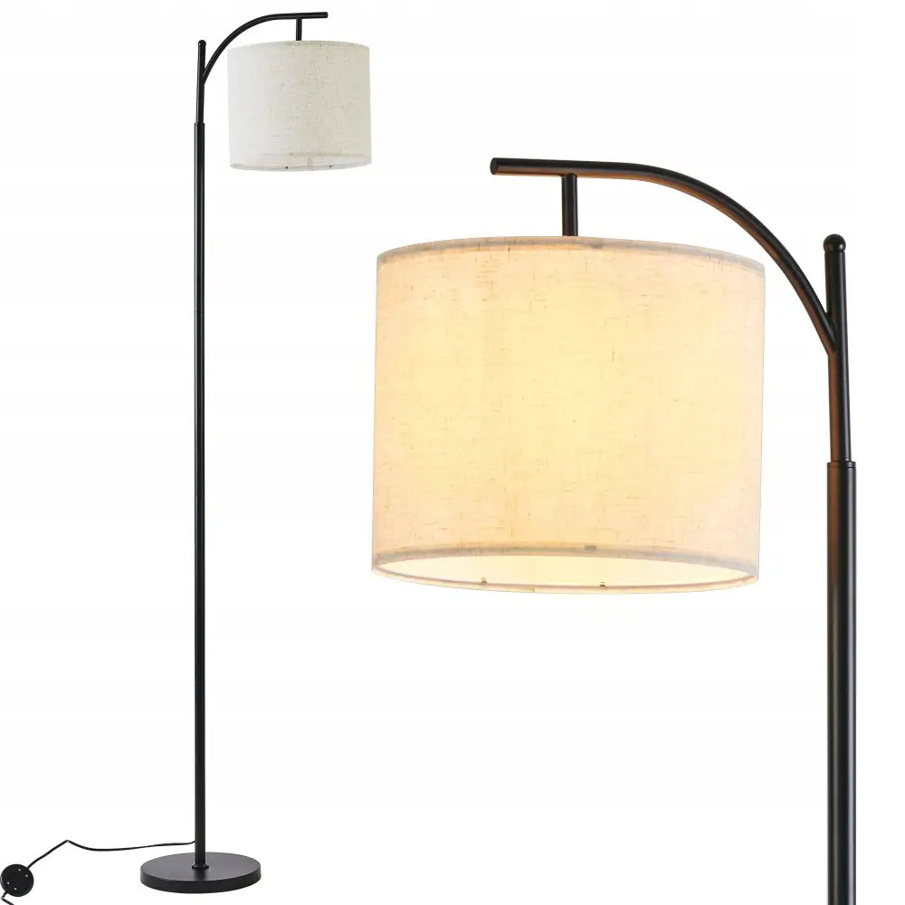 Gulvlampe med sort buet stang, rund lys tekstilskjerm og detalj av lampens skjerm og fot.