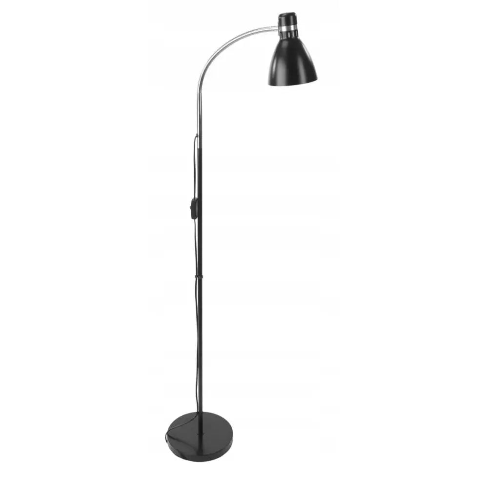 Gulvlampe Hansson i svart, sideprofil med buet sølvfarget arm og høyglans skjerm på rund fot.