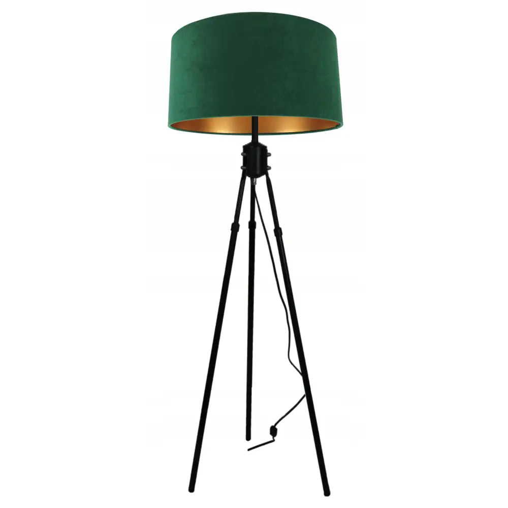 Gulvlampe med tre svarte ben og stor grønn fløyelskjem med gullfarget innside, frontvisning.