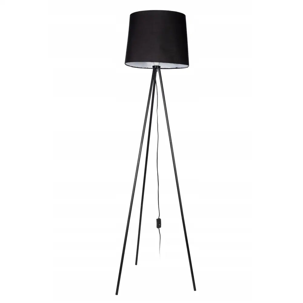 Gulvlampe med sort rund skjerm og trebent metallstativ, ledning med bryter synlig foran.