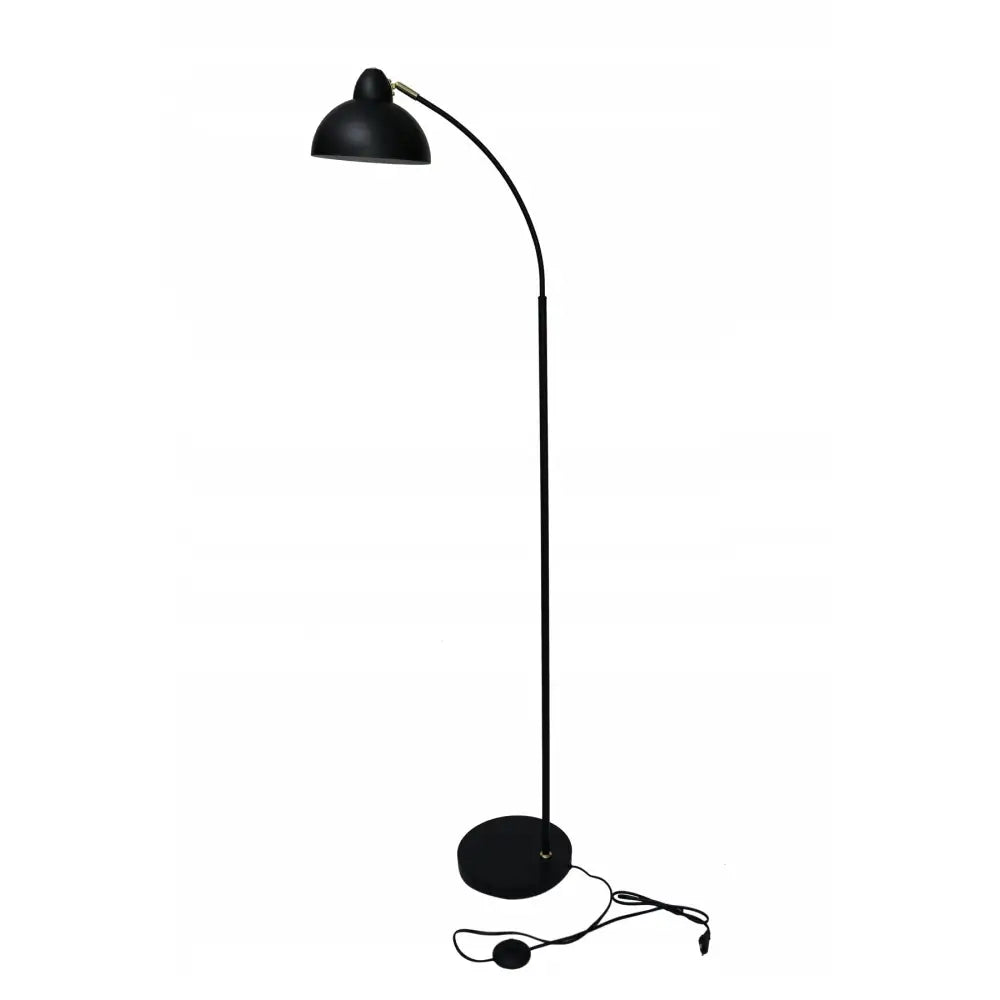 Gulvlampe Hug i svart metall med buet arm, rund fot og synlig ledning med fotbryter på gulvet.
