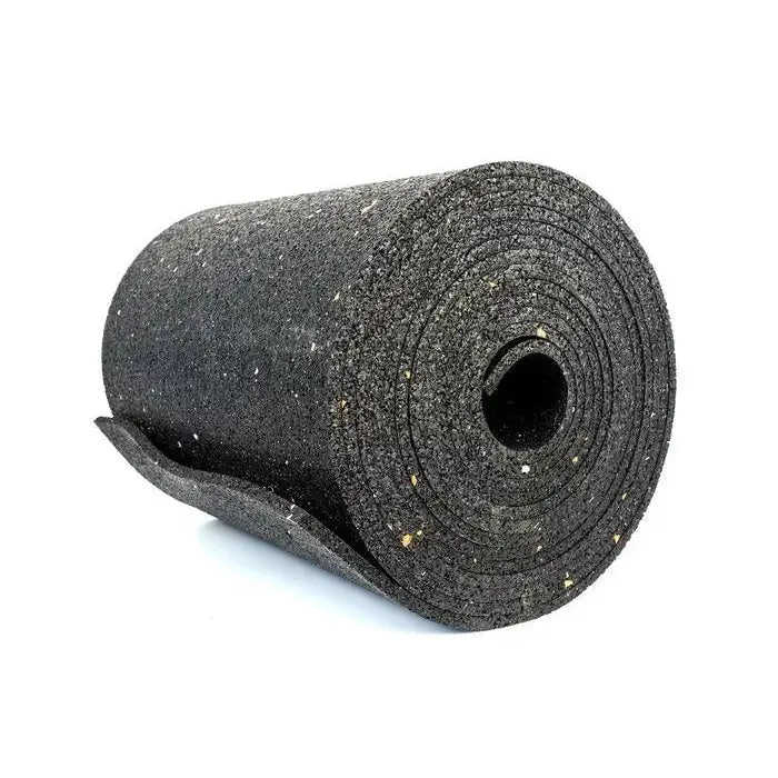 Gulvmatte i svart gummi med små fargerike prikker, rullet sammen og vist fra skrå vinkel mot enden.