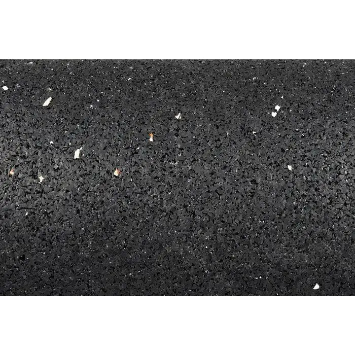 Gulvmatte i sort gummi, nærbilde av grov tekstur med små fargede flekker og robust, ruglete overflate.